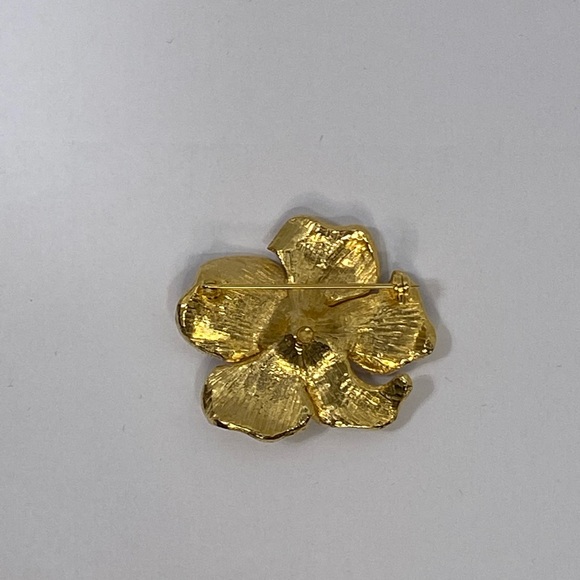 Enamel pansy flower brooch, women metal ivory and gold colour pin brooch. Used. - Picture 4 of 7